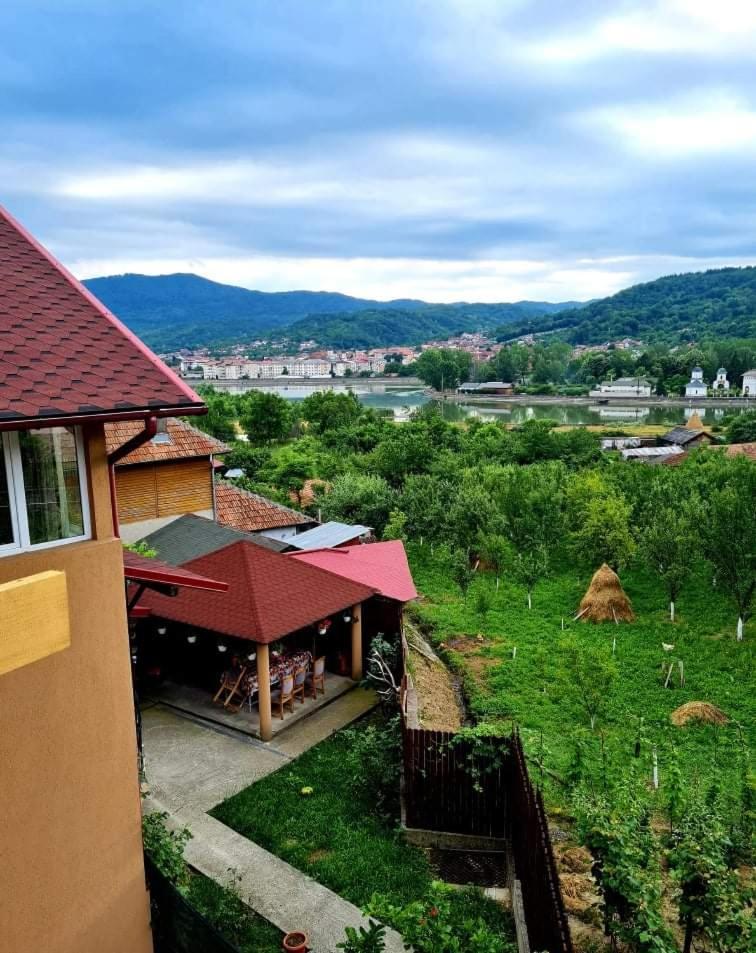 Hotel Casa Ostrov Călimăneşti Exterior foto